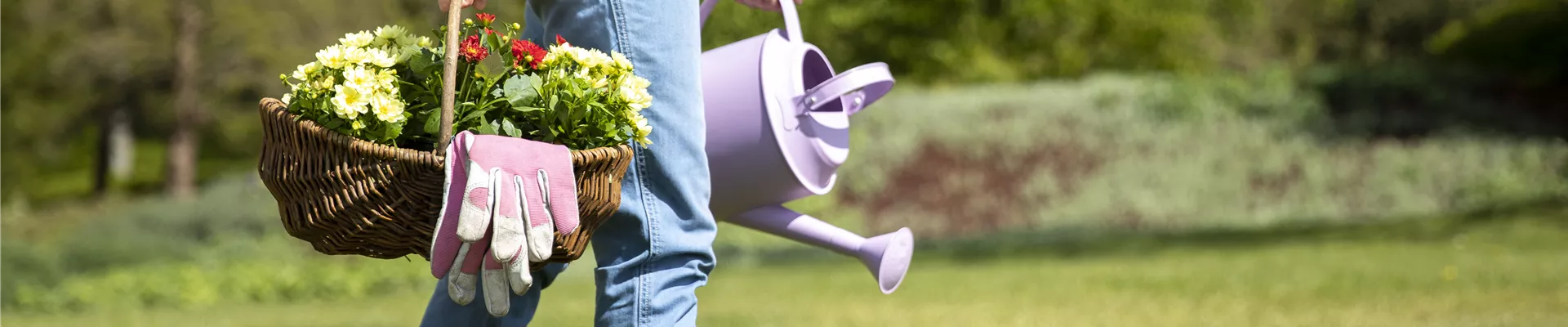 Frau bei der Gartenarbeit Frau bei der Gartenarbeit