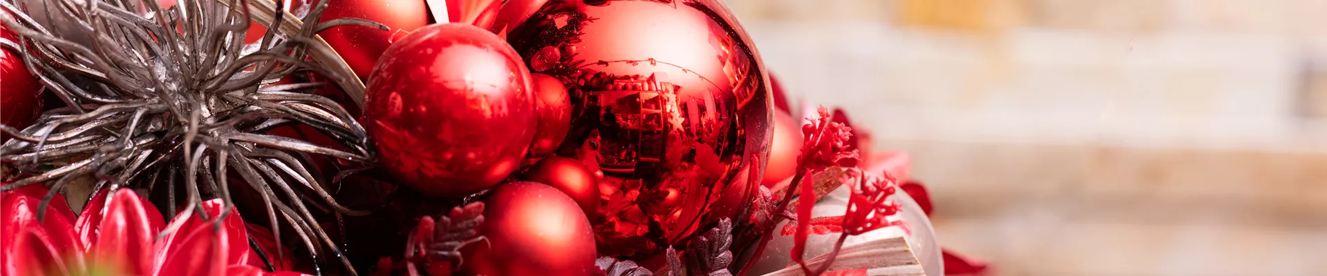Gesteck mit Christbaumkugel Gesteck mit Christbaumkugel